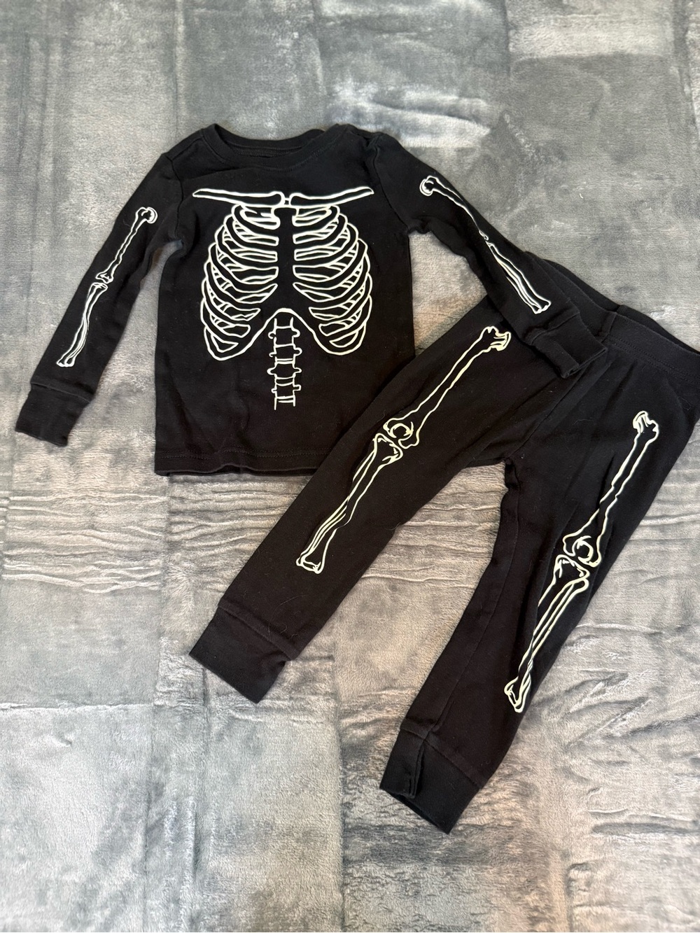 Old Navy Black Kids Skeleton Pajama Set with glow in the dark White Bone 2T